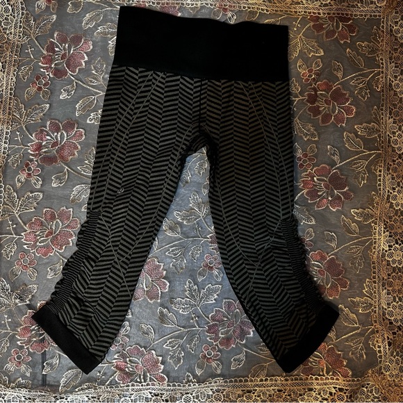 Women's Lululemon In The Flow Crop II Fatigue Green Black Chevron - Picture 9 of 15